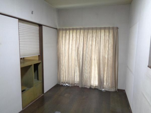 岡崎市松橋町・中古戸建の洋室|窓から入る陽射しは室内に行き渡ります