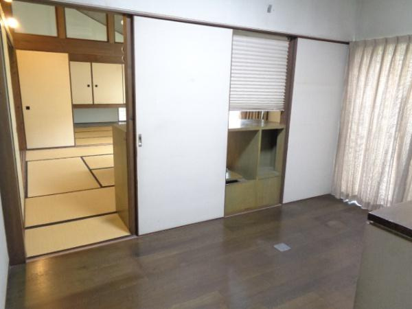 岡崎市松橋町・中古戸建の洋室|窓から入る陽射しは室内に行き渡ります