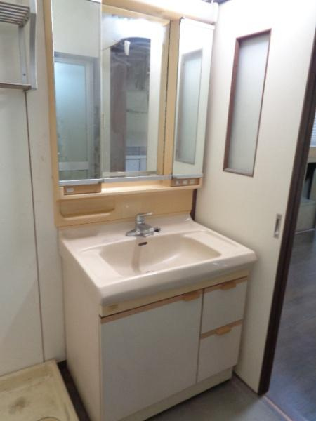 岡崎市松橋町・中古戸建の独立洗面台|鏡・コンセント・収納を装備した洗面台！