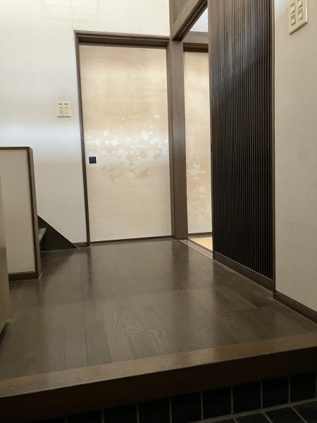 岡崎市松橋町・中古戸建の玄関|訪れる人を心地よく迎え入れます。