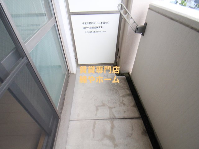 サンリット　オカのバルコニー|外からの目が気にならないバルコニーで洗濯物が干せます