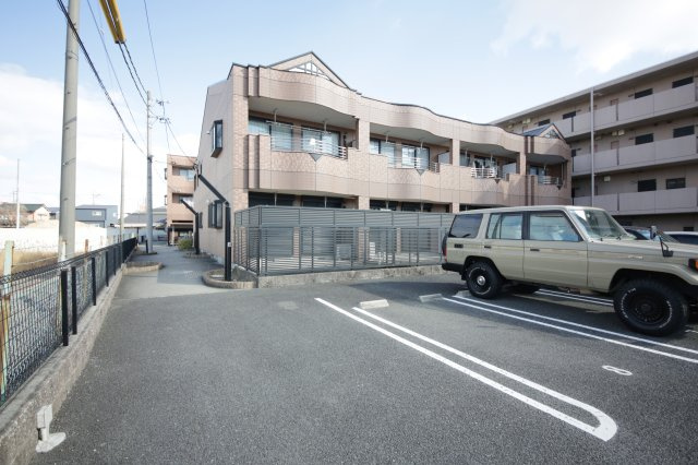 ワイズ・コンドミニアムの駐車場