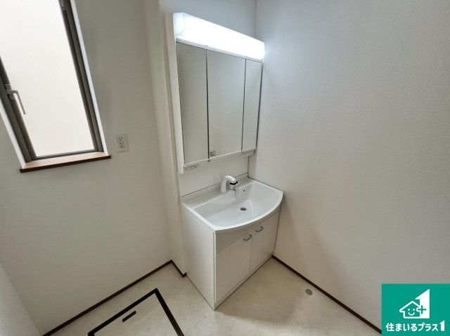 川西市鼓が滝　新築一戸建ての独立洗面台|清潔感のある洗面台です。フラットな鏡は掃除がしやすく毎日清潔！鏡裏には収納があるのでスッキリとした洗面台が保てます。