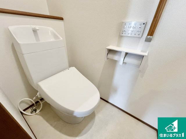 川西市鼓が滝　新築一戸建てのトイレ|1・2階の2ヶ所にあるので、朝の忙しい時間の順番待ちもなく、深夜の利用にも大変便利です。