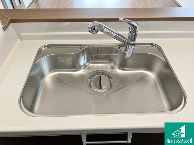 川西市鼓が滝　新築一戸建ての設備|蛇口の先端に浄水器を内蔵しています！原水と浄水、お湯と冷水、シャワーの切替えがワンタッチなので用途によって使い分けられます。