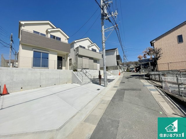 川西市鼓が滝　新築一戸建ての前面道路含む現地写真|周辺は閑静な住宅街！前面道路広々で車の出し入れも便利です。駐車が苦手な方でも安心して車庫入れできます！