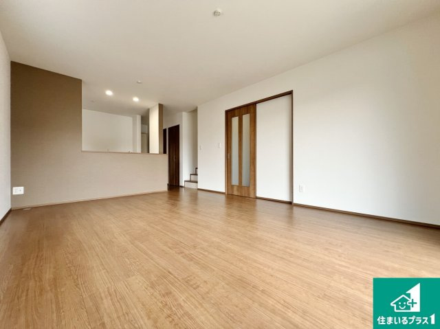 川西市鼓が滝　新築一戸建ての居間・リビング|日当たり良好の明るいリビングで朝の目覚めもスッキリできそう！対面キッチンでご家族のコミュニケーションも自然と増える設計！小さなお子様が遊ぶスペースを作っても広々とくつろげるLDK！