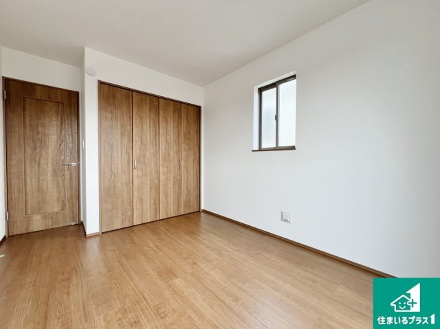 川西市鼓が滝　新築一戸建ての洋室|シンプルな洋室は、自分好みのインテリアが楽しめます♪ご家族とインテリアや家具を選びに行くのは新築購入時の醍醐味の一つです。ぜひお楽しみください♪