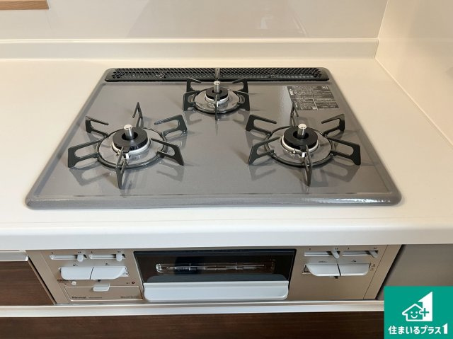川西市鼓が滝　新築一戸建ての設備|ダブル高火力Ｓｉセンサー付きコンロ！３口あるので、まとめて料理をする時も大活躍！