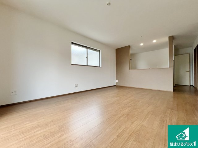 川西市鼓が滝　新築一戸建ての居間・リビング|シンプルなリビングは、観葉植物等のインテリアを楽しめますね！パパ好みにも、ママ好みにも家具次第で雰囲気を変えることができます！