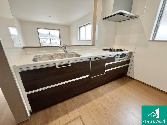 川西市鼓が滝　新築一戸建てのキッチン|子供を見守りながらお料理が出来るため家族のコミュニケーションか増えます♪スペースが広く確保されている為お子様が大きくなったときは一緒に料理を楽しめます♪