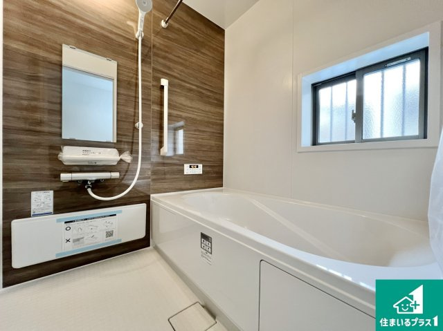 川西市鼓が滝　新築一戸建ての浴室|足をゆったり伸ばして寛げる浴槽です。窓が設けられていますので差し込む光が明るく穏やかな雰囲気にしてくれます♪浴室乾燥機も設置しているので、雨の日の洗濯物も安心です♪