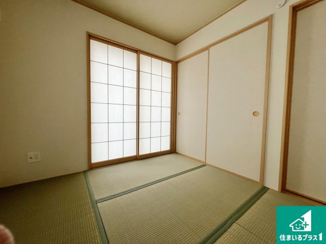 川西市鼓が滝　新築一戸建ての和室|一室あると便利な和室は客間としてだけでなく、小さなお子様のプレイルームや食後のくつろぎスペースとしてもご利用いただけます。収納もついていますので大活躍間違いなし！