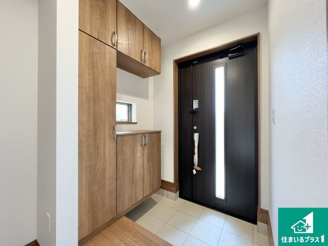 川西市鼓が滝　新築一戸建ての玄関|シューズボックスにはたくさんの靴が収納できるので玄関周りはいつもスッキリ！ご家族が増えても安心！