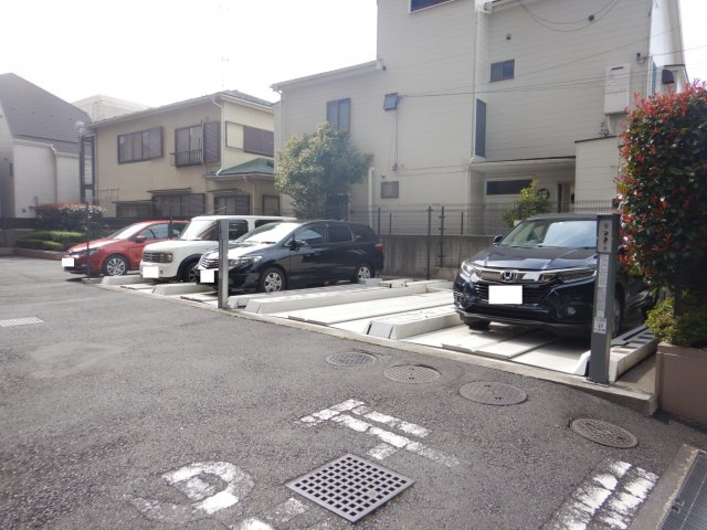クリオ要町壱番館の駐車場