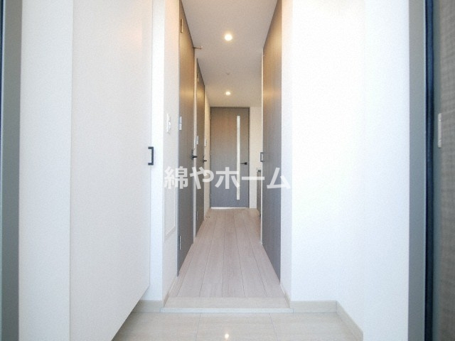 レジュールアッシュOSAKA新深江の玄関|明るい玄関です