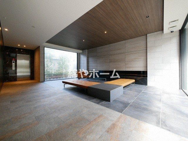 レジュールアッシュOSAKA新深江のロビー|落ち着いたロビーです