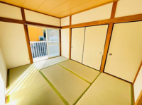明るい色調の室内です