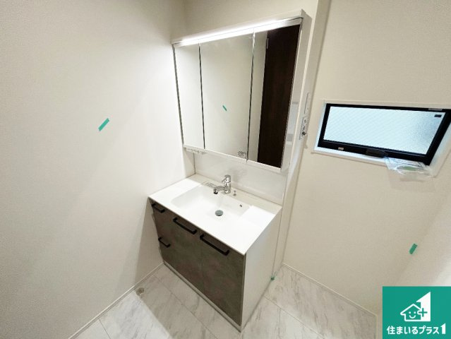 泉大津市池浦町　新築一戸建ての独立洗面台|清潔感のある洗面台です。フラットな鏡は掃除がしやすく毎日清潔！鏡裏には収納があるのでスッキリとした洗面台が保てます。