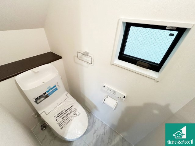 泉大津市池浦町　新築一戸建てのトイレ|1・2階の2ヶ所にあるので、朝の忙しい時間の順番待ちもなく、深夜の利用にも大変便利です。