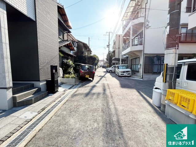 泉大津市池浦町　新築一戸建ての前面道路含む現地写真|周辺は閑静な住宅街！前面道路広々で車の出し入れも便利です。駐車が苦手な方でも安心して車庫入れできます！