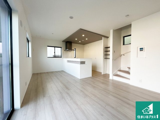 泉大津市池浦町　新築一戸建ての居間・リビング|日当たり良好の明るいリビングで朝の目覚めもスッキリできそう！対面キッチンでご家族のコミュニケーションも自然と増える設計！小さなお子様が遊ぶスペースを作っても広々とくつろげるLDK！