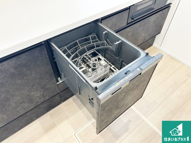 泉大津市池浦町　新築一戸建ての設備|食事後の一仕事、食器洗いをボタン一つでお任せできちゃいます！場所を取らないビルトイン式なので、お料理スペースもしっかり確保！