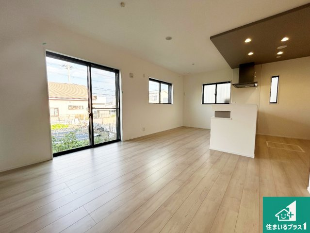 泉大津市池浦町　新築一戸建ての居間・リビング|シンプルなリビングは、ソファーを置いたり、観葉植物を置いたり、家具の配置やインテリアで住む人のこだわりを活かすゆとりある空間にしてください♪