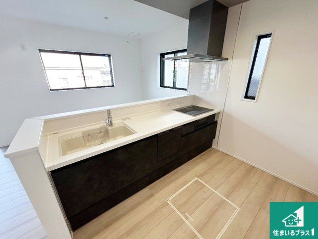 泉大津市池浦町　新築一戸建てのキッチン|収納豊富！浄水器付きキッチン！お子さまの様子を見ながらお料理を楽しむことができますね。家族のコミュニケーションが増え会話もはずみそう！