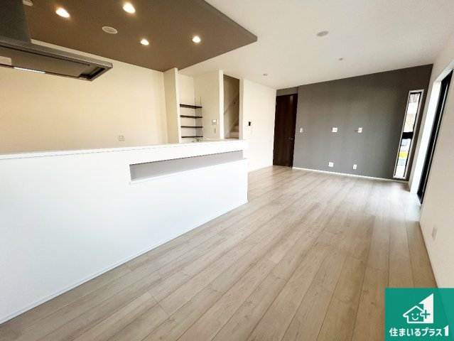 泉大津市池浦町　新築一戸建ての居間・リビング|太陽の光が差し込むとっても明るいリビング！思わず微笑みたくなる居心地の良さ。家族団らんの時間も増えそうなくつろぎのＬＤＫで、住む人のこだわりを活かすゆとりある空間♪