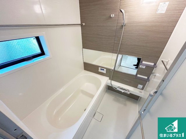 泉大津市池浦町　新築一戸建ての浴室|足をゆったり伸ばして一日の疲れを癒してくれる浴槽。窓は少し高めに設置することで、外部からの視線も気にならない設計にし、かつ差し込む光が明るく穏やかな雰囲気にしてくれます！