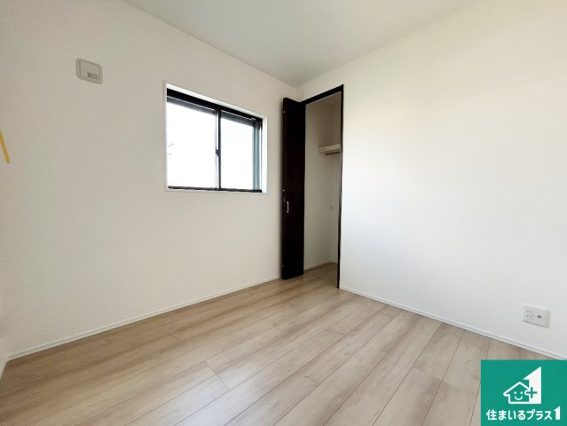 泉大津市池浦町　新築一戸建ての洋室|寝室は心地よい眠りについてもらいたくて、シンプルでかつ開放的な空間に！大きな窓から差し込む朝日が、すっきりとした目覚めをサポートします。