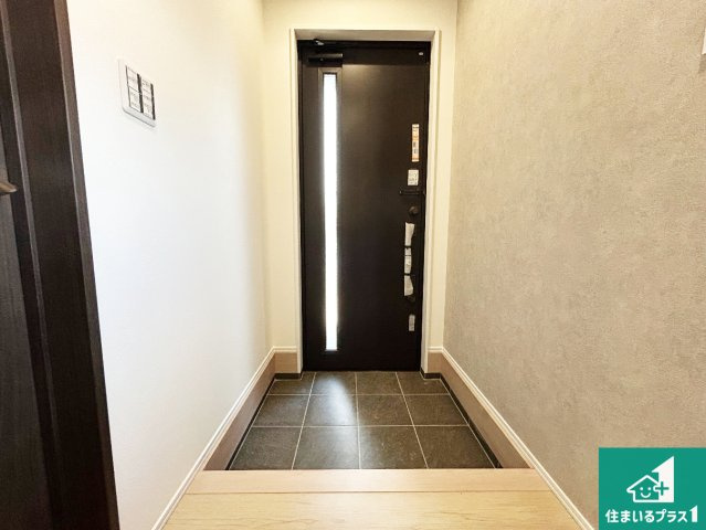 泉大津市池浦町　新築一戸建ての玄関|シューズクローゼットにはたくさんの靴が収納できるので玄関周りはいつもスッキリ！コの字型のスペースにはオシャレな小物を置くと玄関が華やかに♪