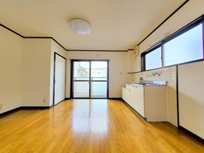 【居間・リビング】 | コーポOHTA | ダイニングキッチンです。クロス全面張替済。明るく快適な空間です。