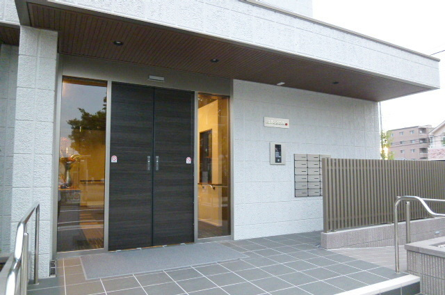（シニア限定）ビアンテラスのエントランス|オートロック連動自動ドアです
