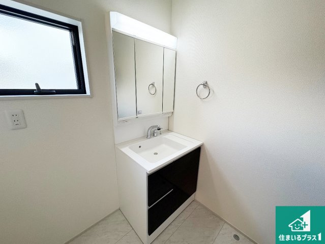 甲賀市甲南町寺庄　第2期　新築一戸建ての独立洗面台|清潔感のある洗面台です。フラットな鏡は掃除がしやすく毎日清潔！鏡裏には収納があるのでスッキリとした洗面台が保てます。