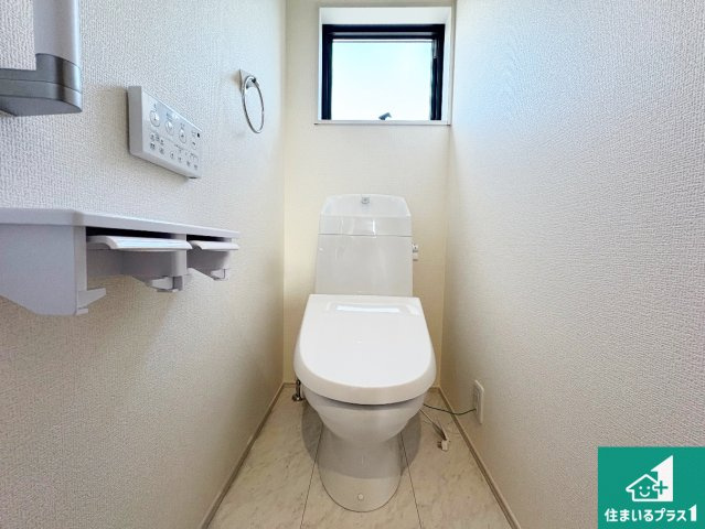 甲賀市甲南町寺庄　第2期　新築一戸建てのトイレ|1・2階の2ヶ所にあるので、朝の忙しい時間の順番待ちもなく、深夜の利用にも大変便利です。