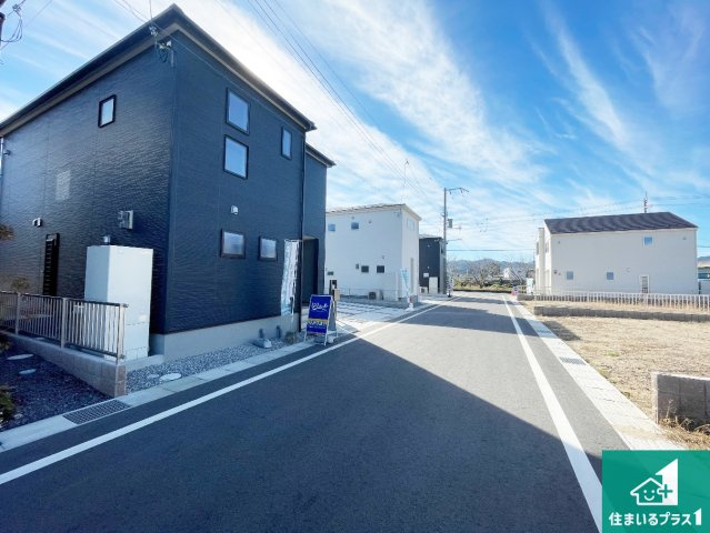 甲賀市甲南町寺庄　第2期　新築一戸建ての前面道路含む現地写真|周辺は閑静な住宅街！前面道路広々で車の出し入れも便利です。駐車が苦手な方でも安心して車庫入れできます！