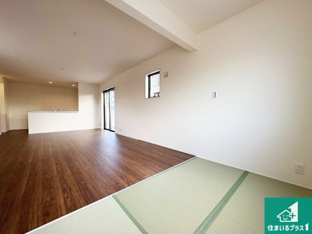 甲賀市甲南町寺庄　第2期　新築一戸建ての居間・リビング|日当たり良好の明るいリビングで朝の目覚めもスッキリできそう！対面キッチンでご家族のコミュニケーションも自然と増える設計！小さなお子様が遊ぶスペースを作っても広々とくつろげるLDK！