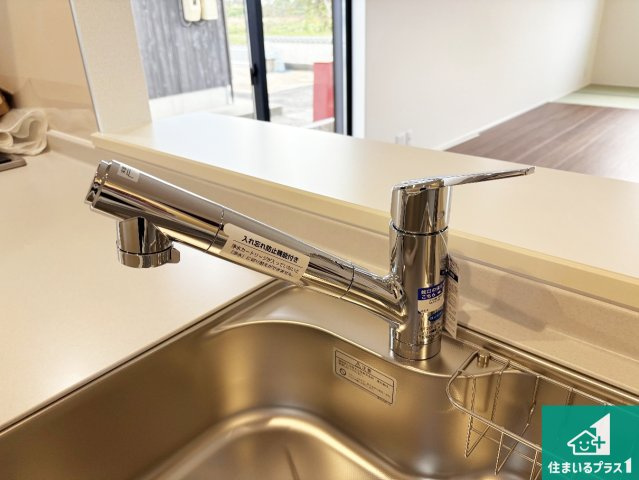 甲賀市甲南町寺庄　第2期　新築一戸建ての設備|浄水器を内蔵！炊飯時、お茶を作る時に安心してお水を使えます！お湯と冷水、浄水と原水、シャワーの切替えもワンタッチです！