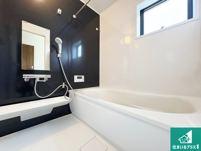 甲賀市甲南町寺庄　第2期　新築一戸建ての浴室|足をゆったり伸ばして寛げる浴槽です。窓が設けられていますので差し込む光が明るく穏やかな雰囲気にしてくれます♪浴室乾燥機も設置しているので、雨の日の洗濯物も安心です♪