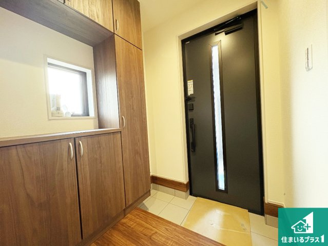 甲賀市甲南町寺庄　第2期　新築一戸建ての玄関|シューズボックスにはたくさんの靴が収納できるので玄関周りはいつもスッキリ！ご家族が増えても安心！