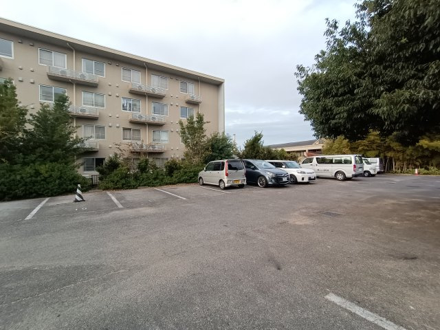 スカイビルB館の駐車場