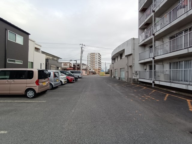 スカイビルB館の駐車場