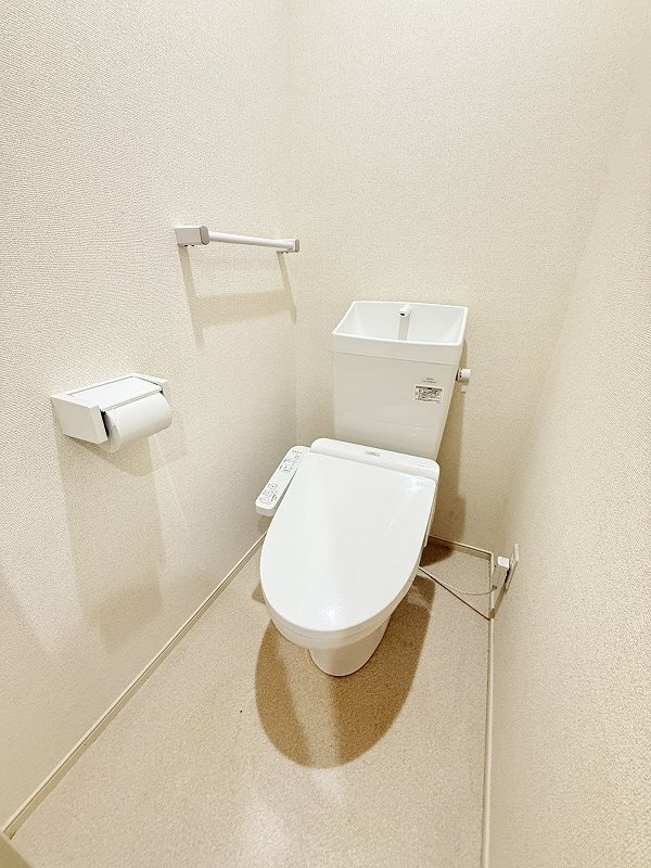 ポエムハイツ【キャッシュバック対象物件】のトイレ|落ち着いた色調のトイレです