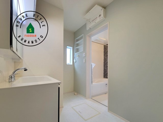 熊本市東区京塚本町第2-1棟（1号棟）の内観：施工例|ゆとりの洗面スペースで朝の身支度もスムーズに。暮らしを快適に変えるシャワー付洗面台です！