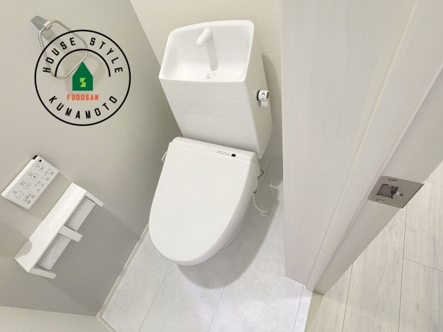 熊本市東区京塚本町第2-1棟（1号棟）の内観：施工例|温水洗浄便座を完備しております。2ヶ所にトイレがあるのは朝の慌ただしい時間も安心です。
