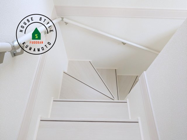 熊本市東区京塚本町第2-1棟（1号棟）の内観：施工例|＜手すり付階段＞手すりがないと階段の昇り降りで危険なことはもちろん、壁に手をつきながら歩くことで壁紙が汚れやすくなります。すべての方に快適に昇り降りしていただくため、手すりを設置しました。