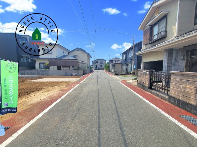 熊本市東区京塚本町第2-1棟（1号棟）の前面道路含む現地写真|前面道路は閑静な住宅地をはしる車通りの少ない道路。お車の出し入れが苦手なママや小さなお子様にも安心ですね。しっかり舗装もされているので、ベビーカーや自転車で通っても快適に通行できます。前面道路です。