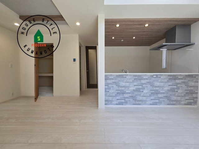 熊本市東区京塚本町第2-1棟（1号棟）の内観：施工例|キッチンからリビングをしっかり確認できます。家族の笑顔があふれる空間になりそうですね。